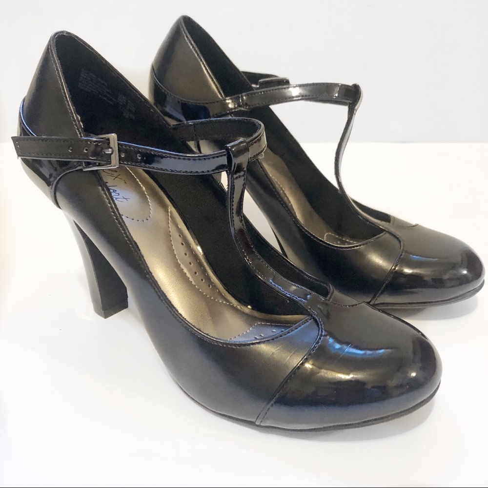 Dexflex Comfort T-Strap Pumps Size 8.5